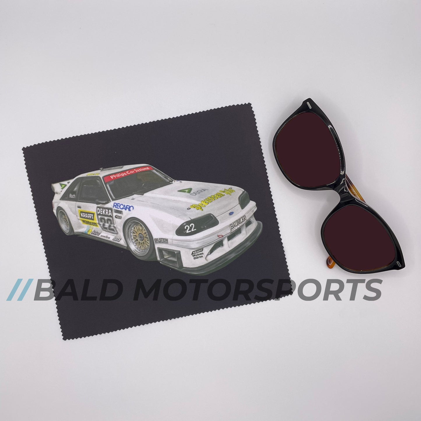 Bald Motorsports Brillenputztuch Motiv "Mustang DTM 90er"