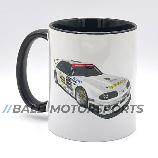 Produkt-Bundle bestehend aus Modellauto Ford Mustang DTM 1994 im Maßstab 1:18 inklusive passender Keramiktasse und Brillenputztuch