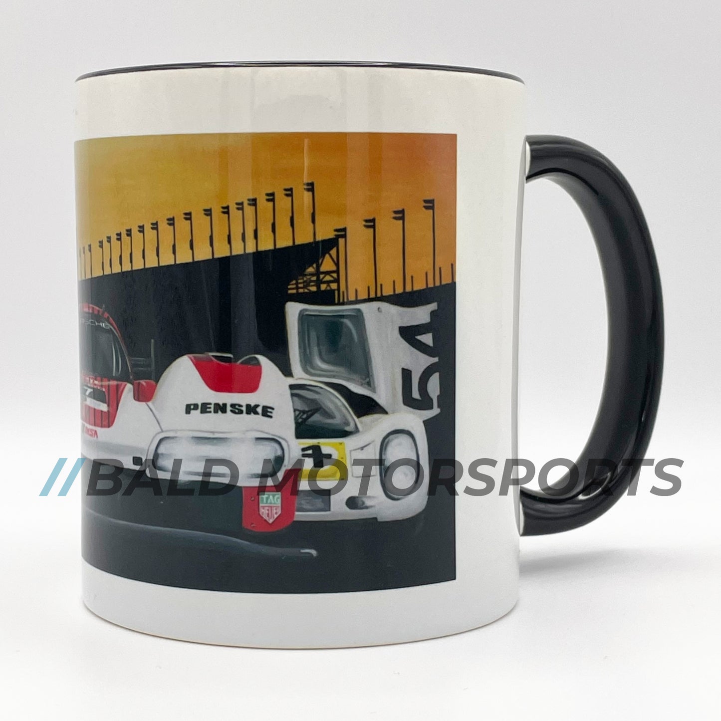 Produkt-Bundle bestehend aus limitiertem Modellauto Porsche 963 24h Daytona 2023 Campbell, Christensen, Nasr im Maßstab 1:43 inklusive passender Keramiktasse