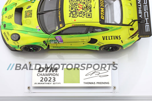Porsche 911 GT3 R Manthey Racing mit Originalteil des Rennanzugs von Thomas Preining Sieger DTM 2023 1:18 Minichamps