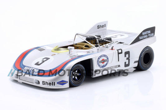 Produkt-Bundle bestehend aus Modellauto Porsche 908/03 Sieger 1000km Nürburgring 1971 im Maßstab 1:18 inklusive passender Keramiktasse und Brillenputztuch
