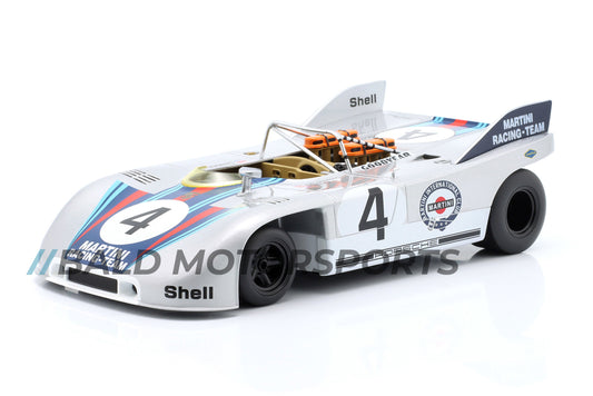 Produkt-Bundle bestehend aus Modellauto Porsche 908/03 1000km Nürburgring 1971 im Maßstab 1:18 inklusive passender Keramiktasse und Brillenputztuch