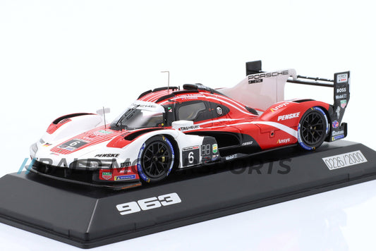 Produkt-Bundle bestehend aus limitiertem Modellauto Porsche 963 24h Daytona 2023 Cameron, Jaminet, Tandy im Maßstab 1:43 inklusive passender Keramiktasse