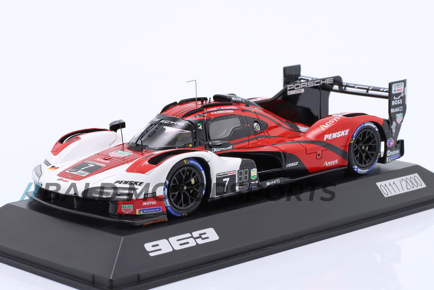Produkt-Bundle bestehend aus limitiertem Modellauto Porsche 963 24h Daytona 2023 Campbell, Christensen, Nasr im Maßstab 1:43 inklusive passender Keramiktasse