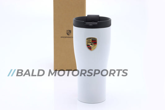 Produkt-Bundle bestehend aus Modellauto Porsche 911 GT1 Sieger 24h Le Mans 1998 im Maßstab 1:18 und dem passenden Thermobecher