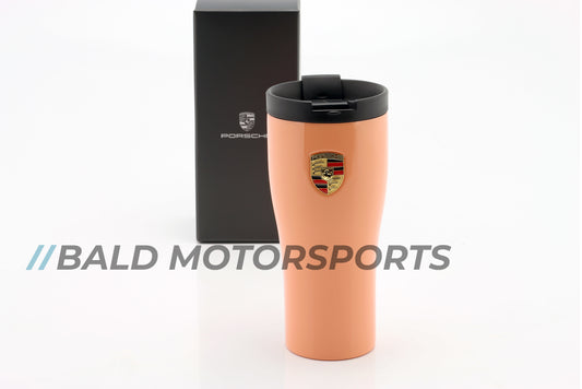 Produkt-Bundle bestehend aus Modellauto Porsche 911 (991) RSR "Pink Pig" Klassensieger 24h Le Mans 2018 im Maßstab 1:18 und dem passenden Thermobecher