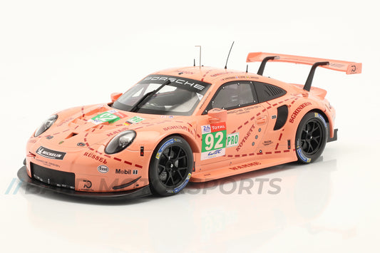 Produkt-Bundle bestehend aus Porsche 911 (991) RSR "Pink Pig" Klassensieger Le Mans 2018 im Maßstab 1:18 und den passenden Motorsportsocken
