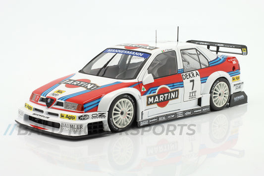 Produkt-Bundle bestehend aus Alfa Romeo 155 V6 TI Martini Racing DTM 1995 im Maßstab 1:18 und den passenden Motorsportsocken