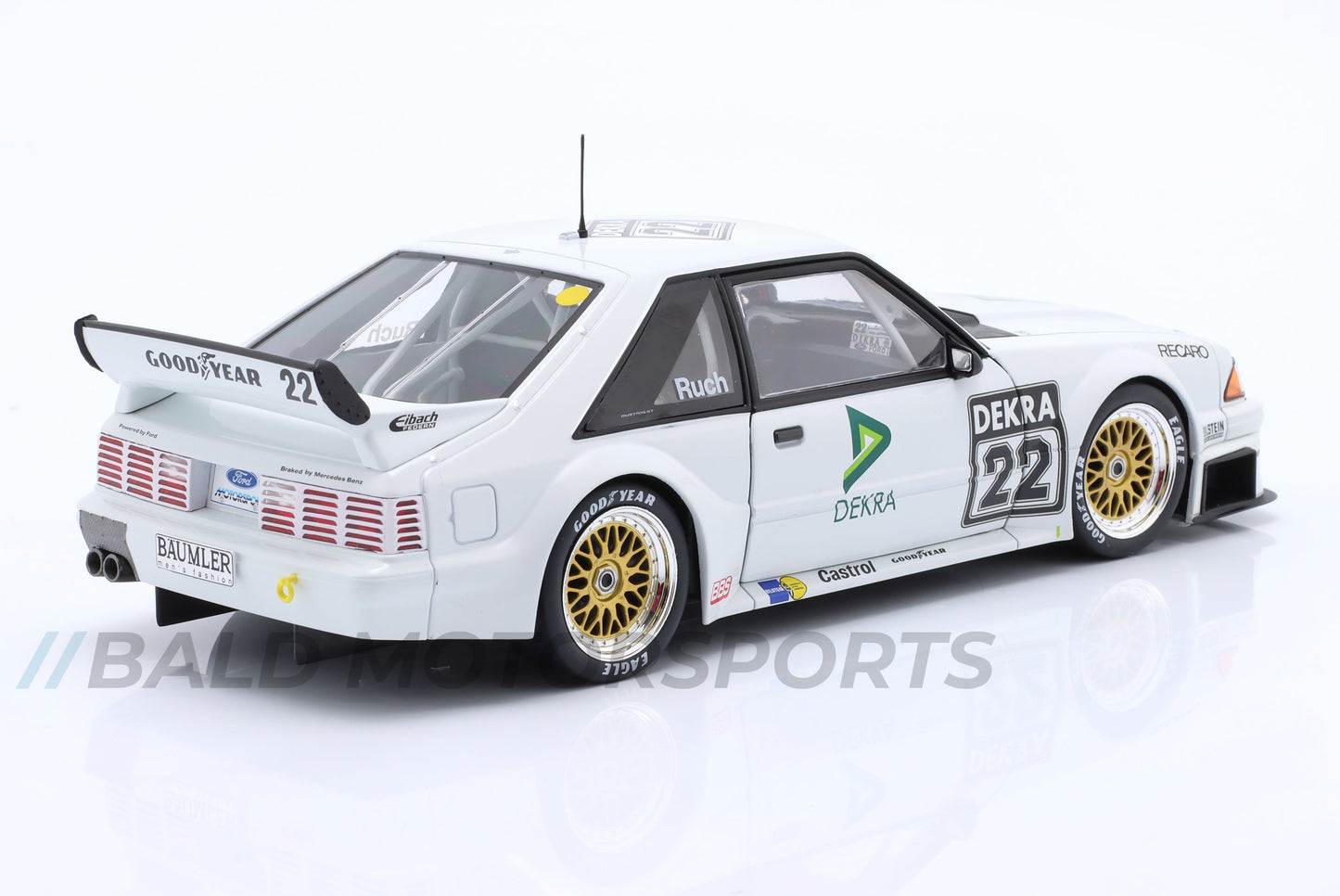 Produkt-Bundle bestehend aus Modellauto Ford Mustang DTM 1994 im Maßstab 1:18 inklusive passender Keramiktasse und Brillenputztuch