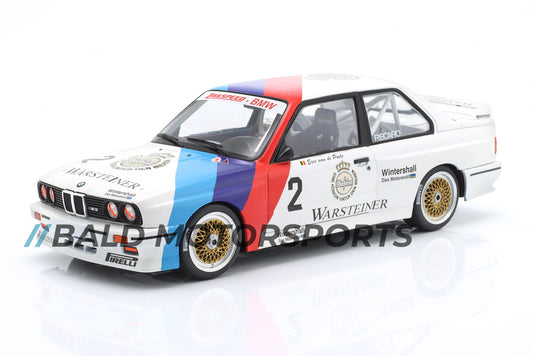 Produkt-Bundle bestehend aus BMW E30 M3 Eric van de Poele Maßstab 1:18 und den passenden Motorsportsocken