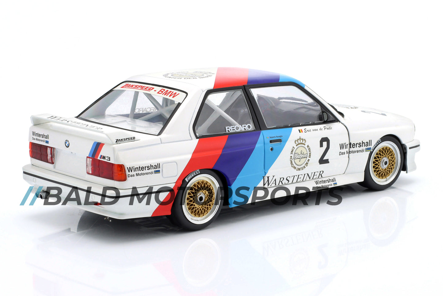 Produkt-Bundle bestehend aus BMW E30 M3 Eric van de Poele Maßstab 1:18 und den passenden Motorsportsocken