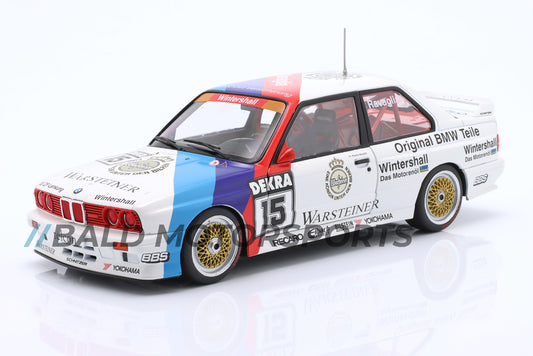 Produkt-Bundle bestehend aus BMW E30 M3 Roberto Ravaglia Maßstab 1:18 und den passenden Motorsportsocken