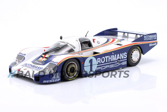 Produkt-Bundle bestehend aus Modellauto Porsche 956 LH Sieger Le Mans 1982 im Maßstab 1:18 inklusive passender Keramiktasse und Brillenputztuch