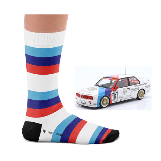 Produkt-Bundle bestehend aus BMW E30 M3 Roberto Ravaglia Maßstab 1:18 und den passenden Motorsportsocken