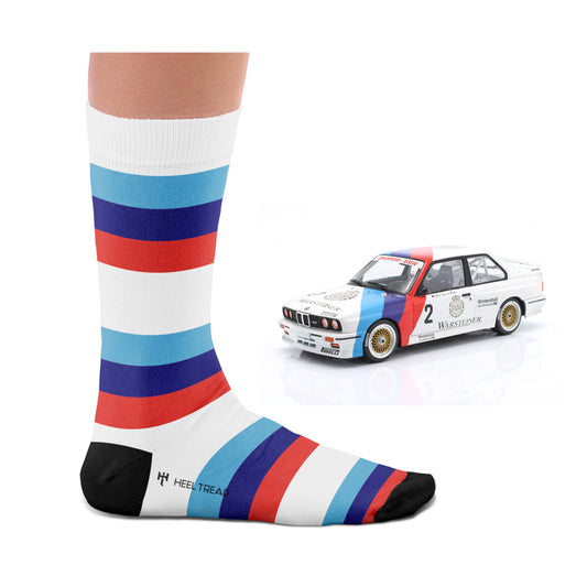 Produkt-Bundle bestehend aus BMW E30 M3 Eric van de Poele Maßstab 1:18 und den passenden Motorsportsocken