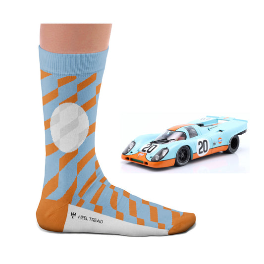 Produkt-Bundle bestehend aus Porsche 917K Le Mans 1971 im Maßstab 1:18 und den passenden Motorsportsocken