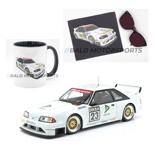 Produkt-Bundle bestehend aus Modellauto Ford Mustang DTM 1994 im Maßstab 1:18 inklusive passender Keramiktasse und Brillenputztuch