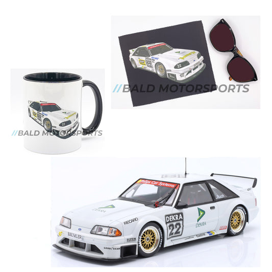 Produkt-Bundle bestehend aus Modellauto Ford Mustang DTM 1994 im Maßstab 1:18 inklusive passender Keramiktasse und Brillenputztuch