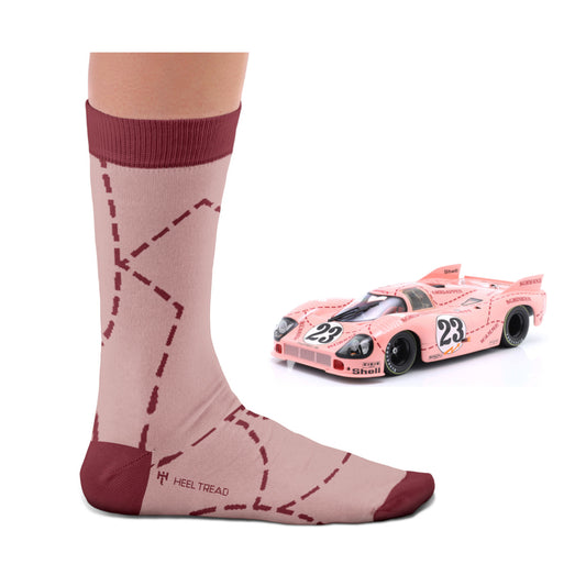 Produkt-Bundle bestehend aus Porsche 917/20 "Pink Pig" Le Mans 1971 im Maßstab 1:18 und den passenden Motorsportsocken
