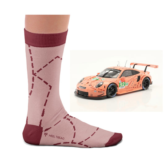 Produkt-Bundle bestehend aus Porsche 911 (991) RSR "Pink Pig" Klassensieger Le Mans 2018 im Maßstab 1:18 und den passenden Motorsportsocken