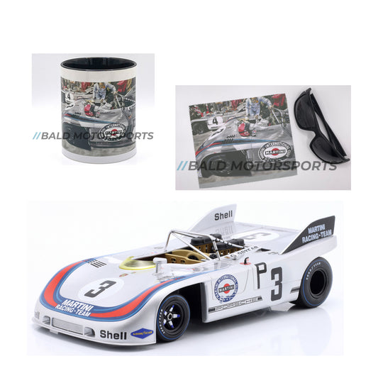 Produkt-Bundle bestehend aus Modellauto Porsche 908/03 Sieger 1000km Nürburgring 1971 im Maßstab 1:18 inklusive passender Keramiktasse und Brillenputztuch