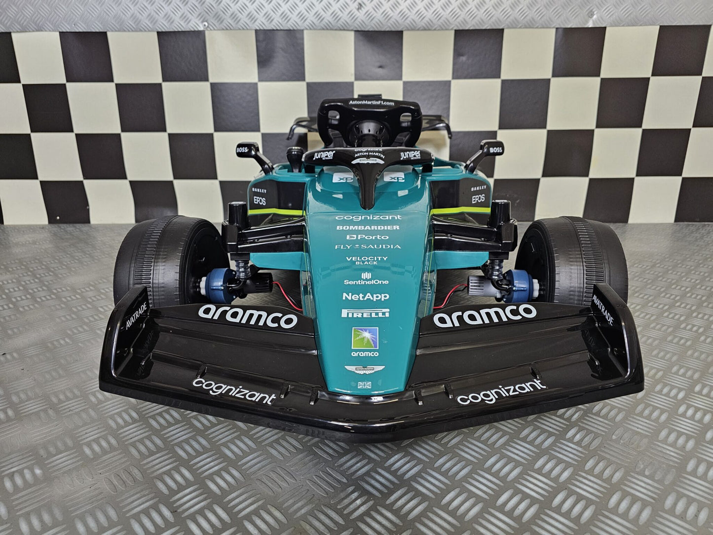 Aston Martin Formel 1 Kinderauto 24 Volt mit Fernbedienung | Offiziell lizenziert