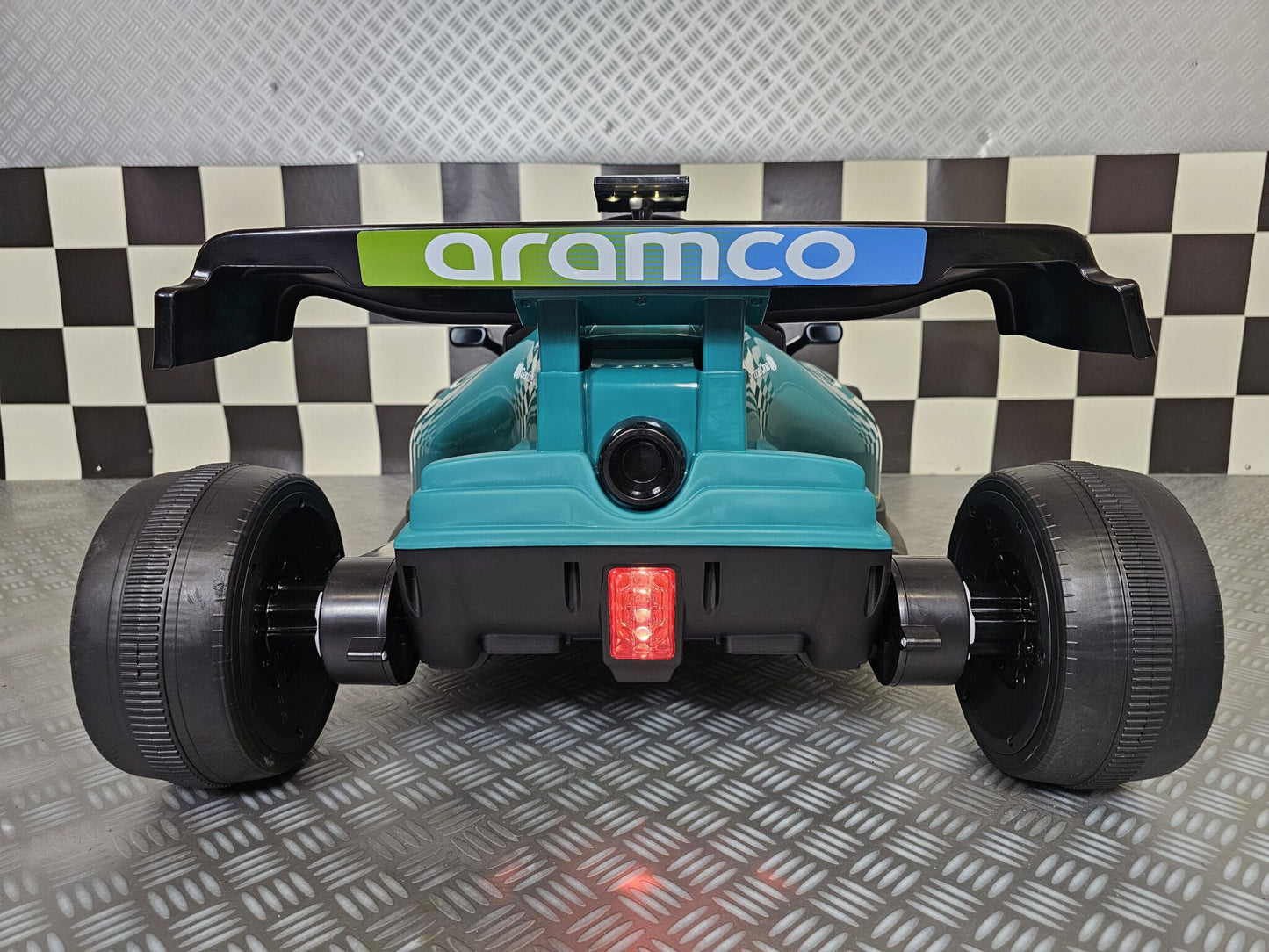 Aston Martin Formel 1 Kinderauto 24 Volt mit Fernbedienung | Offiziell lizenziert