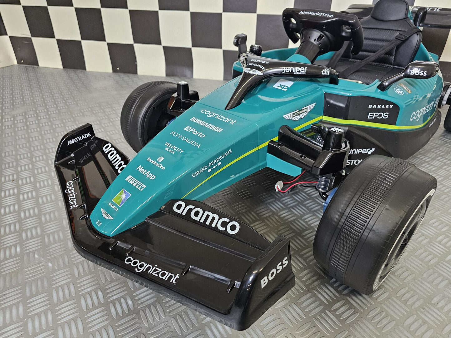 Aston Martin Formel 1 Kinderauto 24 Volt mit Fernbedienung | Offiziell lizenziert