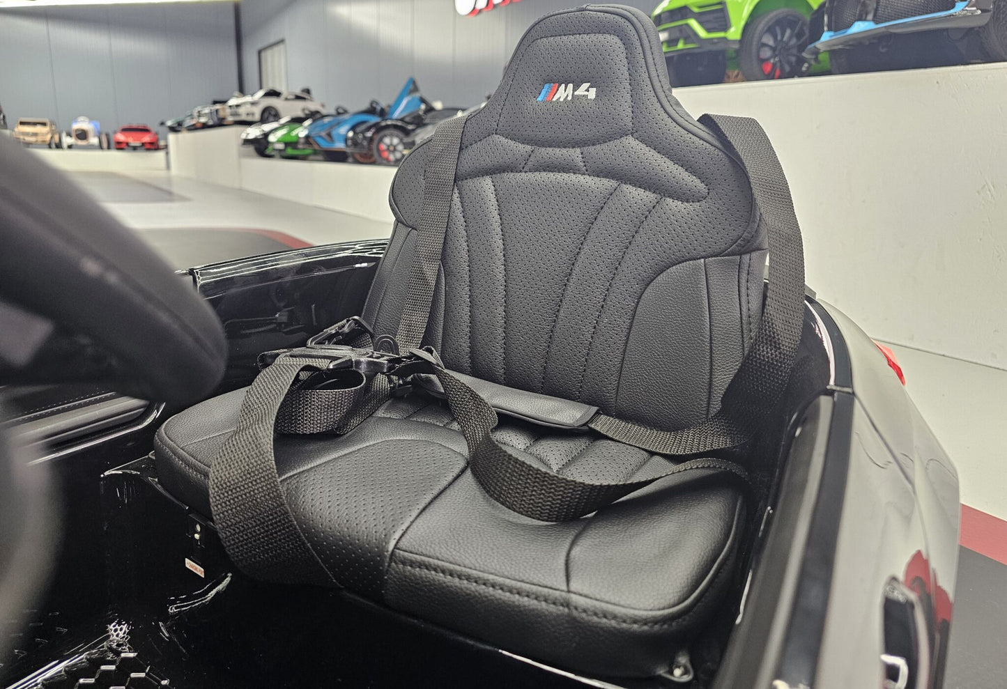 BMW M4 Kinderauto 12 Volt Schwarz Metallic mit Fernbedienung