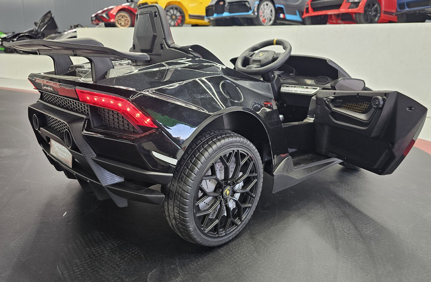 Lamborghini Huracán Kinderauto 12 Volt Schwarz Metallic mit Fernbedienung