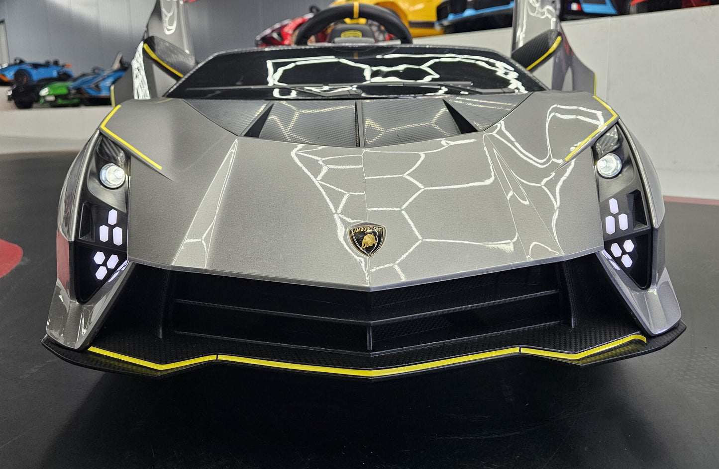 Lamborghini Auténtica Kinderauto 12 Volt Grau Metallic mit Fernbedienung
