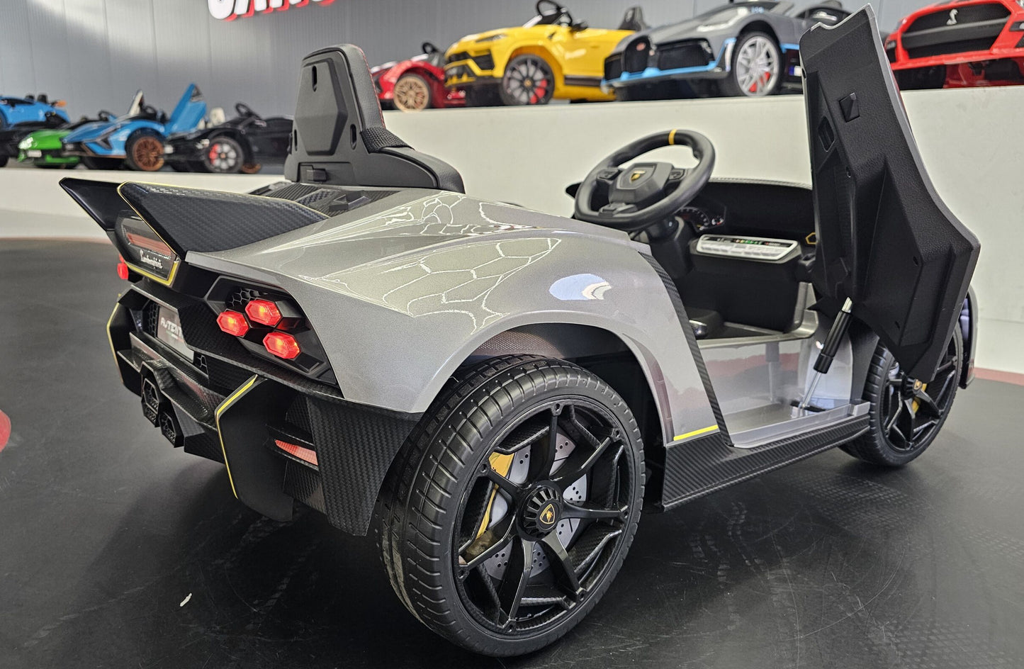 Lamborghini Auténtica Kinderauto 12 Volt Grau Metallic mit Fernbedienung