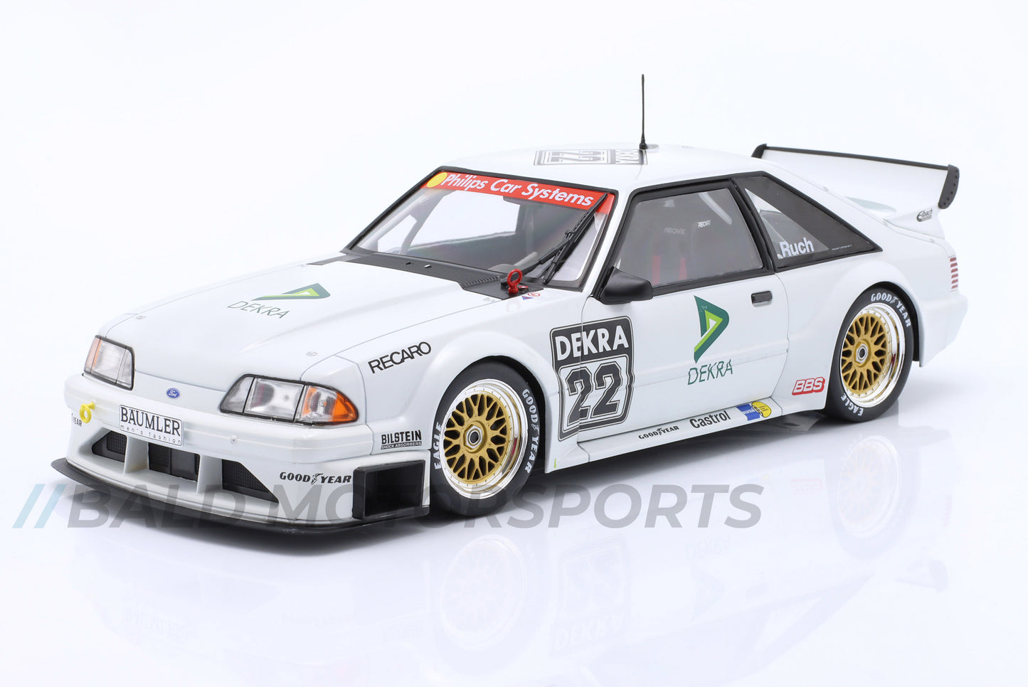 Produkt-Bundle bestehend aus Modellauto Ford Mustang DTM 1994 im Maßstab 1:18 inklusive passender Keramiktasse und Brillenputztuch