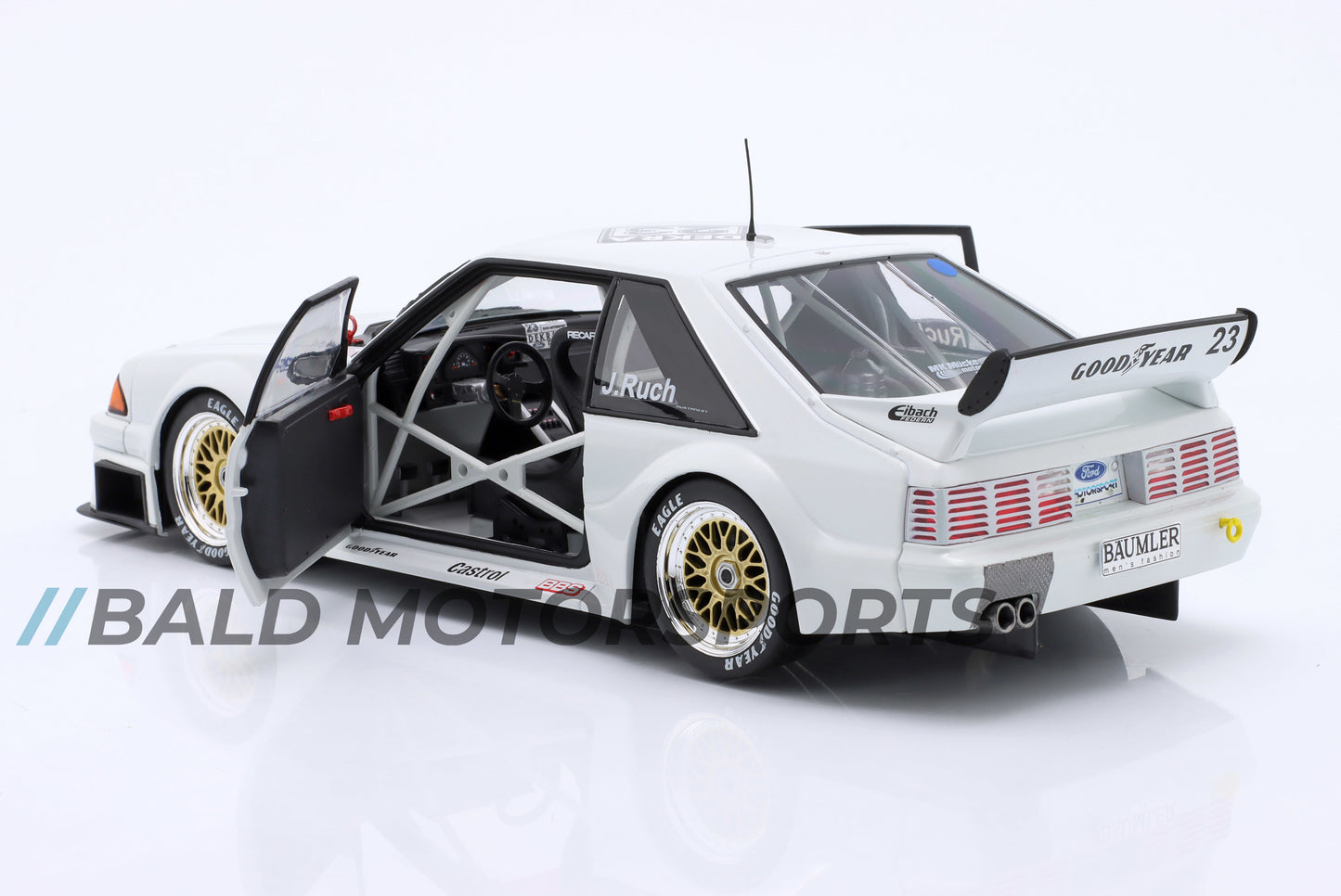 Produkt-Bundle bestehend aus Modellauto Ford Mustang DTM 1994 im Maßstab 1:18 inklusive passender Keramiktasse und Brillenputztuch