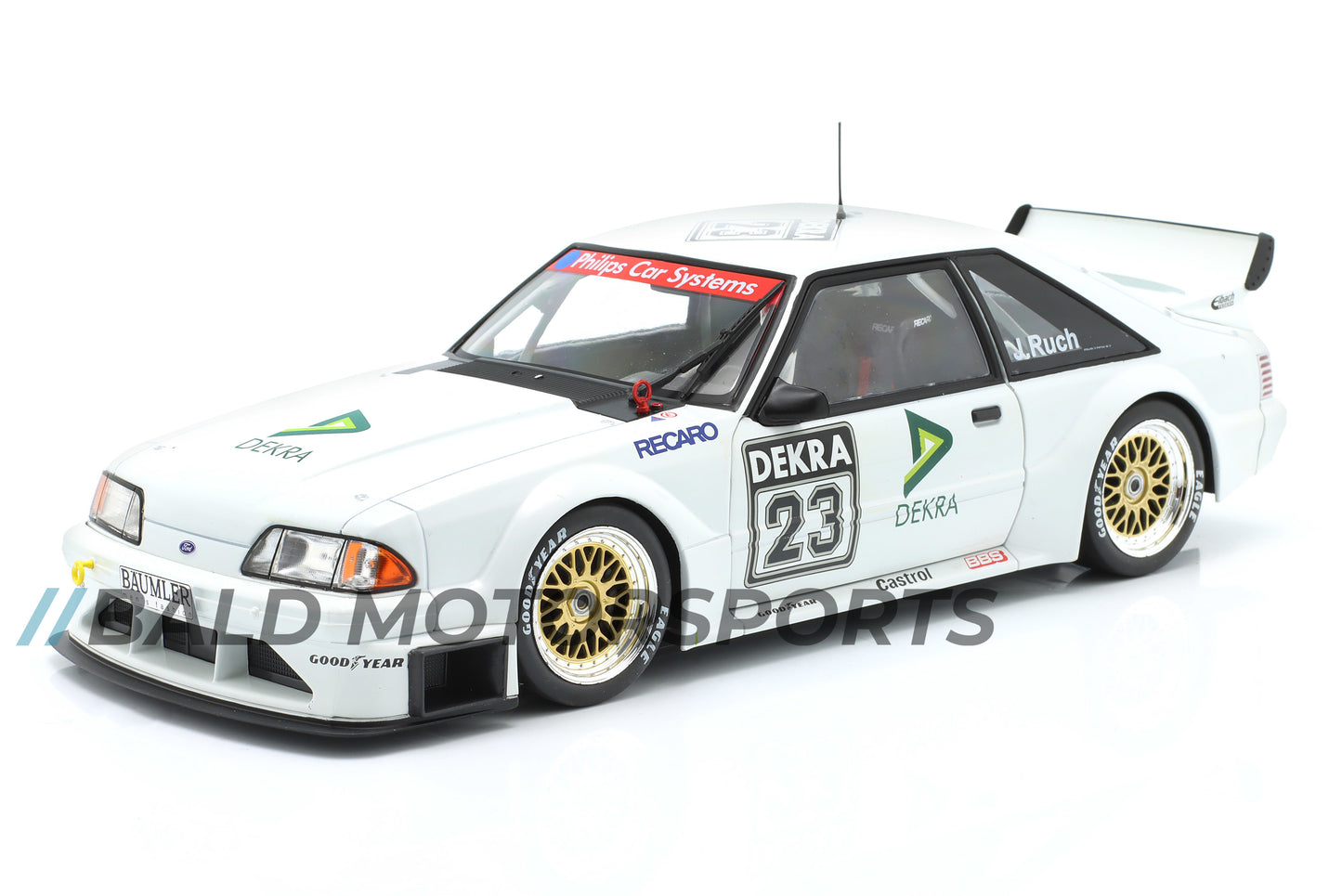 Produkt-Bundle bestehend aus Modellauto Ford Mustang DTM 1994 im Maßstab 1:18 inklusive passender Keramiktasse und Brillenputztuch